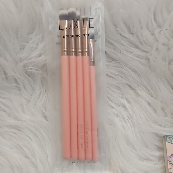 Luxie 5 piece eyeconic brush set with brush cleaner and moods pigment - Picture 6 of 11